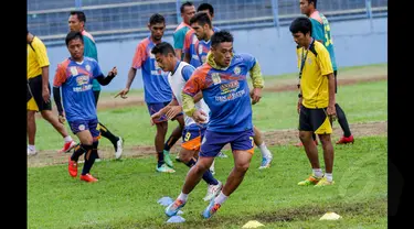 Sejumlah pemain Arema Cronus menggelar latihan di Stadion Gajayana, Malang, Sabtu (17/1/2015). (Liputan6.com/Faizal Fanani)