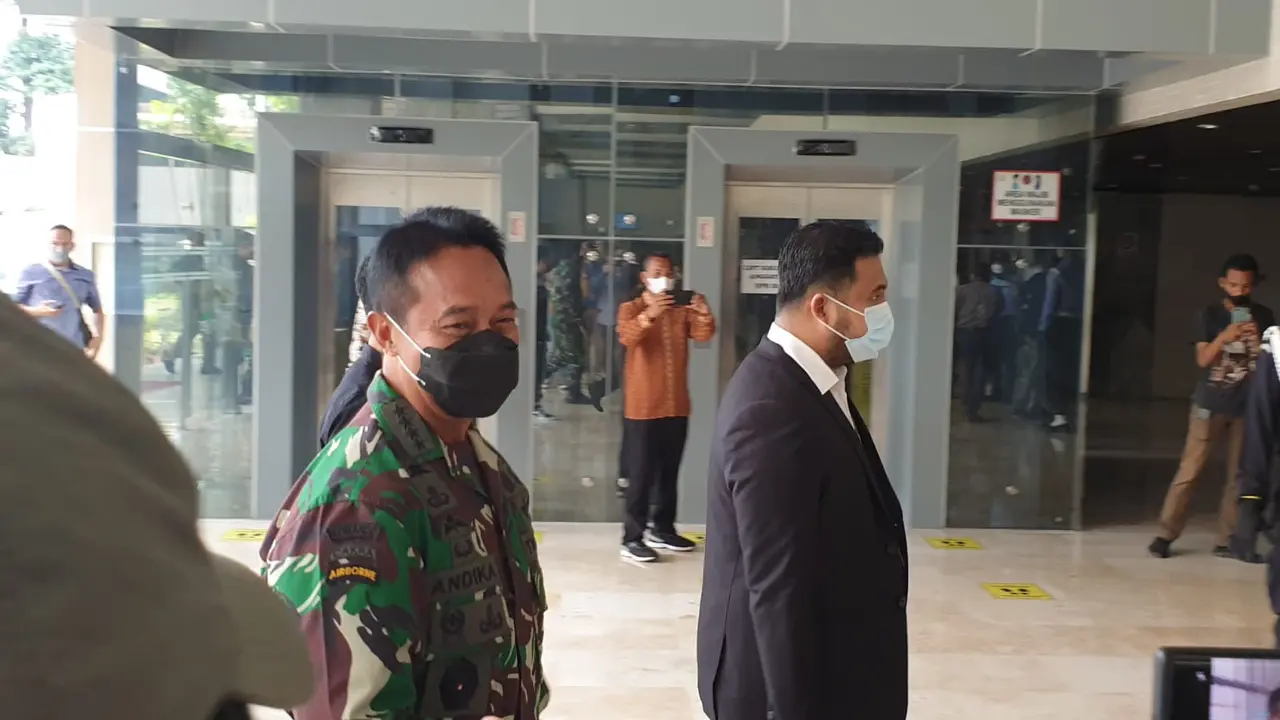 Panglima TNI Marsekal Hadi Tjahjanto tidak hadir dalam proses uji kelayakan dan kepatutan atau fit and proper test calon Panglima TNI yang akan dijalani Jenderal Andika Perkasa di Gedung DPR RI.