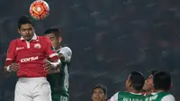 Striker Persija, Bambang Pamungkas, duel udara dengan pemain PS TNI pada laga Torabika Soccer Championship 2016 di SUGBK, Jakarta, Jumat (10/6/2016). (Bola.com/Vitalis Yogi Trisna)