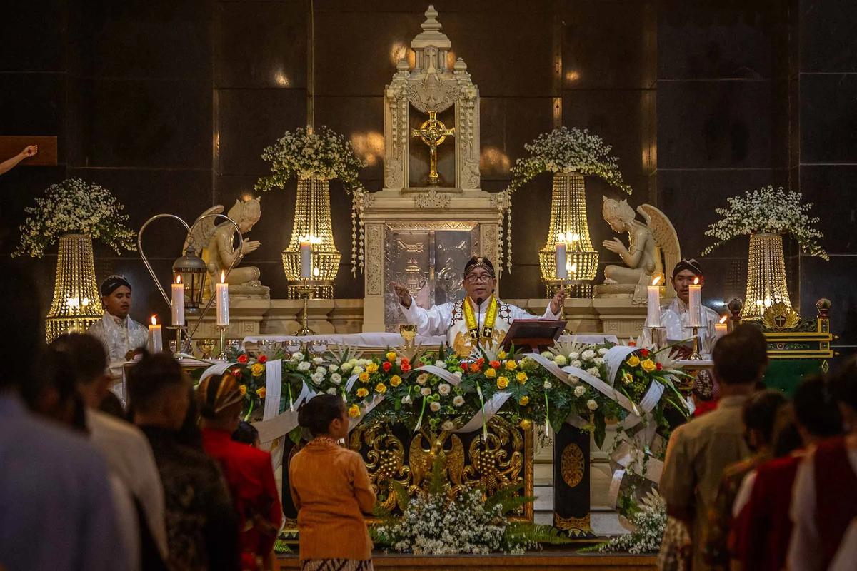 FOTO: Khidmat Perayaan Natal dalam Balutan Tradisi Jawa di Ganjuran Yogyakarta