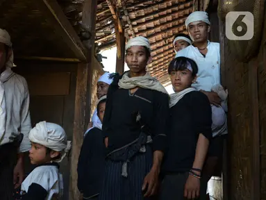 Masyarakat Baduy menunggu untuk menjalani vaksinasi Covid-19 di Desa Kanekes, Ciboleger, Kabupaten Lebak, Banten Kamis (14/10/2021). Tujuan vaksinasi Covid-19 untuk mempercepat kekebalan komunal (Herd imunity) mencegah penyebaran virus corona. (merdeka.com/Imam Buhori)