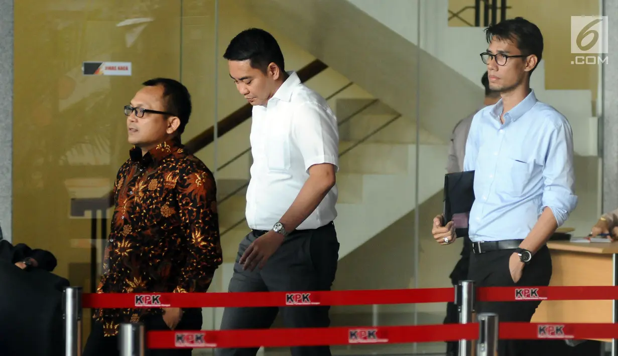 Politisi Partai Golkar, Fayakhun Andriadi (tengah) tertunduk saat meninggalkan Gedung KPK, Jakarta, Rabu (27/12). Fayakhun dimintai keterangan sebagai saksi dugaan suap pengadaan alat satelit monitoring di Bakamla-RI. (Liputan6.com/Helmi Fithriansyah)