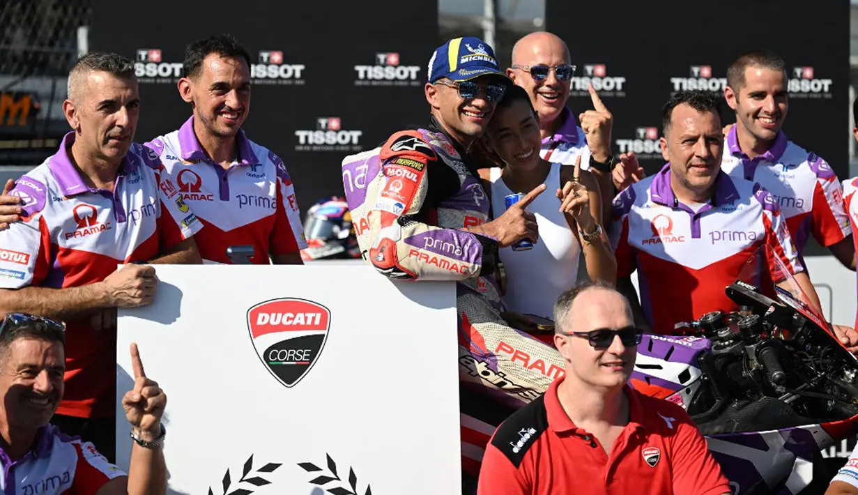 Hanya Jorge Martin yang nampak masih kokoh menghuni urutan terdepan. Kecepatannya gagal disaingi oleh para rival, sehingga berhak keluar sebagai juara sprint race MotoGP Mandalika 2023, dibuntuti Luca Marini dan Marco Bezzecchi yang merebut tiga besar. (SONNY TUMBELAKA/AFP)