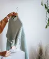 Pakaian yang kebesaran tidak selalu harus dipermak. Dengan memadukan item secara tepat, pakaian tetap dapat terlihat rapi, proporsional, dan stylish. (Foto/Dok: Pexels)