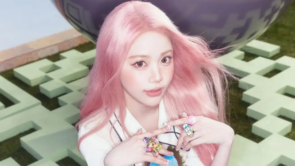 Carmen Hearts2Hearts tampil unreal dengan rambut pink untuk comeback terbaru. (dok. Instagram @hearts2hearts/https://www.instagram.com/p/DU3QKDUkgSL/)