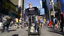 Orang-orang merayakan kemenangan Joe Biden dalam Pilpres AS 2020 di Times Square, New York, Amerika Serikat, Sabtu (7/11/2020). Calon presiden dari Partai Demokrat tersebut keluar sebagai pemenang dan akan menjadi presiden AS ke-46. (AP Photo/Seth Wenig)