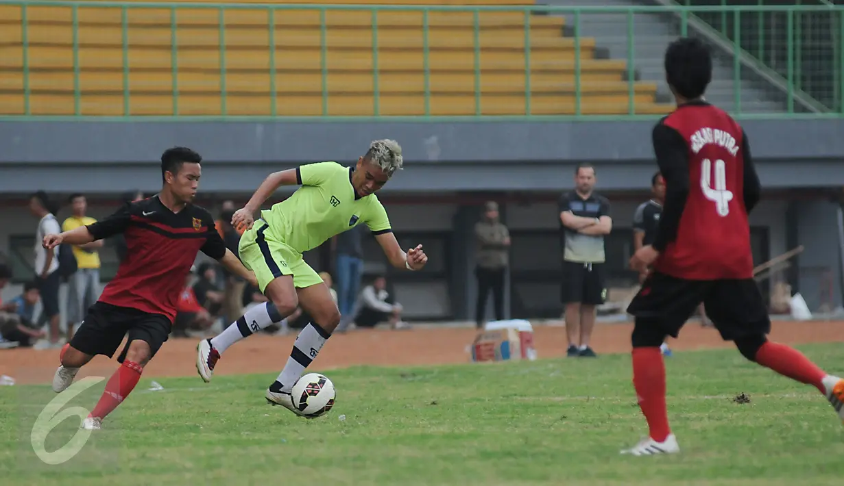 Pesepakbola Persipasi Bandung Raya (PBR), Dallen Doke (kedua kiri) menahan pergerakan pemain Bekasi Putra di Stadion Patriot, Bekasi, Selasa (25/8/2015). PBR unggul 3-1 atas Bekasi Putra. (Liputan6.com/Helmi Fithriansyah) 