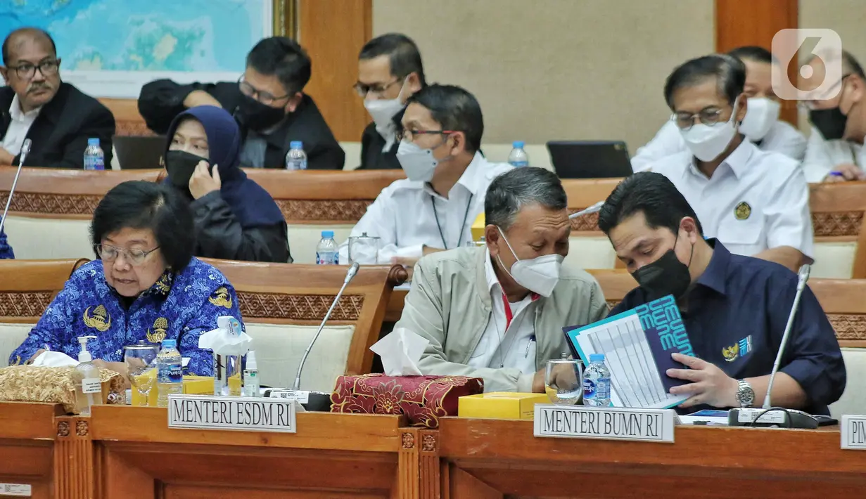 Menteri LHK Siti Nurbaya, Menteri ESDM Arifin Tasrif dan Menteri BUMN Erick Thohir mengikuti rapat kerja  dengan Komisi VII DPR RI di Komplek Parlemen Senayan, Jakarta, Selasa (29/11/2022). Rapat membahas mengenai Rancangan Undang-Undang Energi Baru dan Energi Terbarukan (RUU EB-ET). (Liputan6.com/Angga Yuniar)
