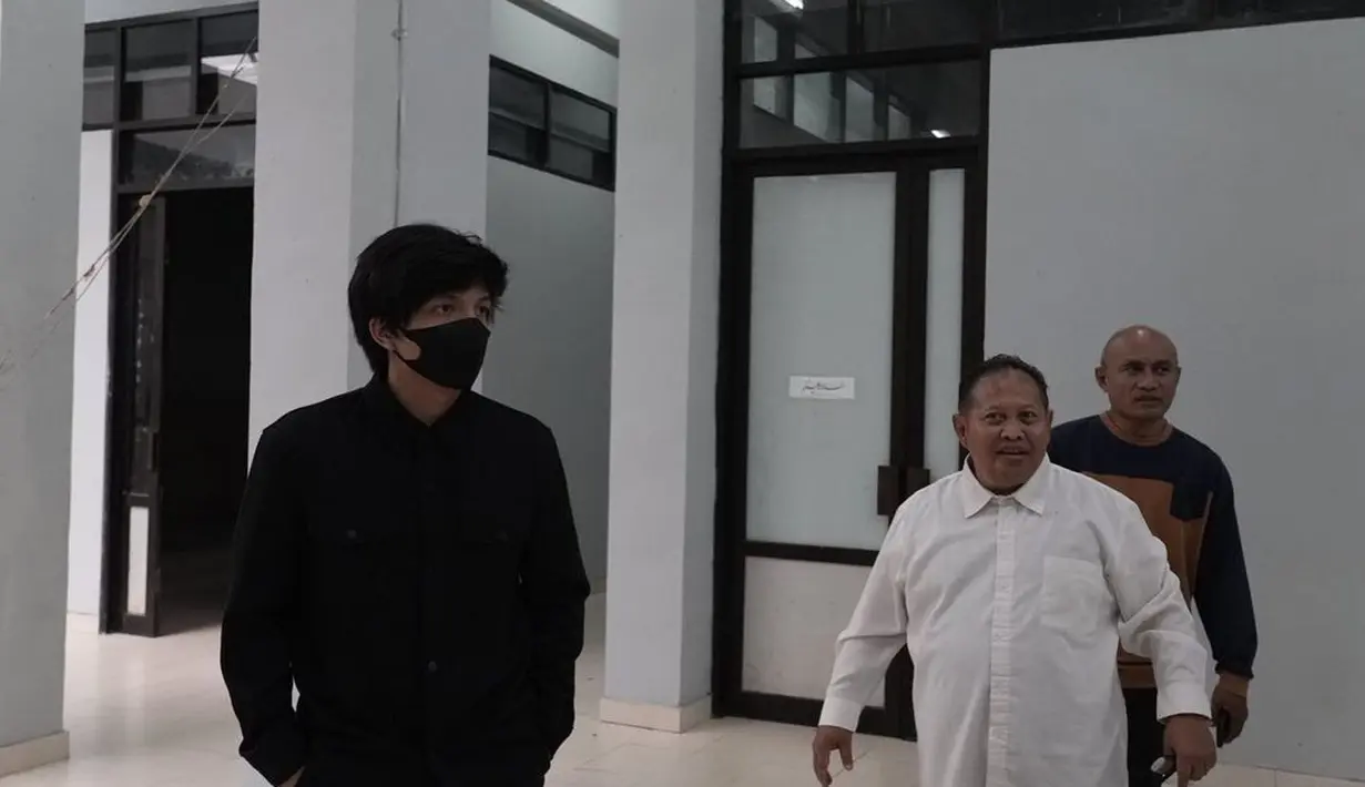 Atta Halilintar, bertemu dengan pimpinan untuk mendapatkan informasi, sudah sejauh mana pembangunan pesantren dan masjid AHHA Binnaumma dilakukan. (Foto: Instagram/@attahalilintar)