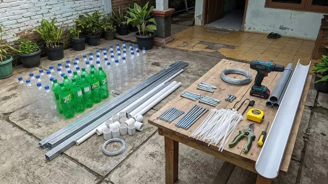 Trik Pasang Rangka Spasi 5 Cm pada Kebun Botol Vertikal