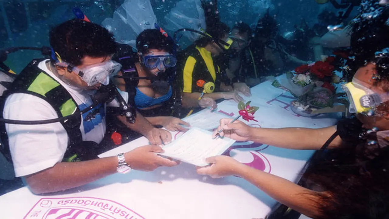 Unik, 34 Pasangan Menikah Massal di Bawah Laut 