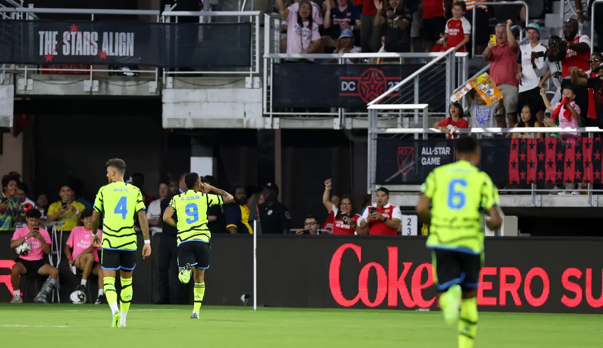 Selebrasi striker Arsenal, Gabriel Jesus (tengah) setelah mencetak gol pertama timnya ke gawang MLS All-Stars pada laga pramusim 2023/2024 di Washington DC, Amerika Serikat, Kamis (20/7/2023) pagi WIB. (AFP/Getty Images/Tim Nwachukwu)