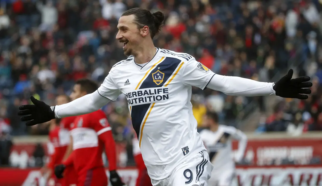 Zlatan Ibrahimovic pernah mencicipi sepak bola Amerika bersama LA Galaxy pada 2018. Selama dua tahun di Negeri Paman Sam, Ibra merupakan pemain yang sangat produktif dengan mencetak 53 gol dalam 58 penampilan. Hal tersebut yang membuatnya mendapatkan tempat di MLS Best XI di kedua musim. Pemain asal Swedia tersebut juga pernah dianugerahi MLS Goal of The Year untuk tendangan sensasional yang ia lesatkan dari jarak 40 yard. (AFP/Kamil Krzaczynski)