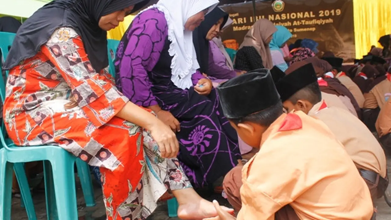 Suasana tatkala siswa membasuh kaki ibu saat memperingati Hari Ibu. (Foto: Liputan6.com/Mohamad Fahrul).