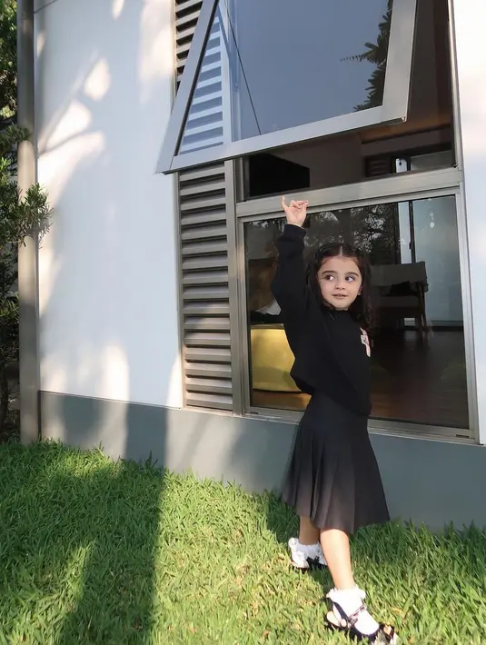 Di foto terbarunya, Guzel berpose bak model dengan outfit girly-nya.  [@marginw]