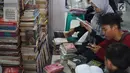 Pengunjung memilih buku yang dijual di Pasar Buku Jakbook Kenari, Jakarta, Rabu (28/8/2019). Pasar yang sebelumnya sepi itu kini mulai diramaikan oleh pengunjung untuk membeli buku dengan harga miring atau hanya sekadar melihat-lihat. (Liputan6.com/Immanuel Antonius)