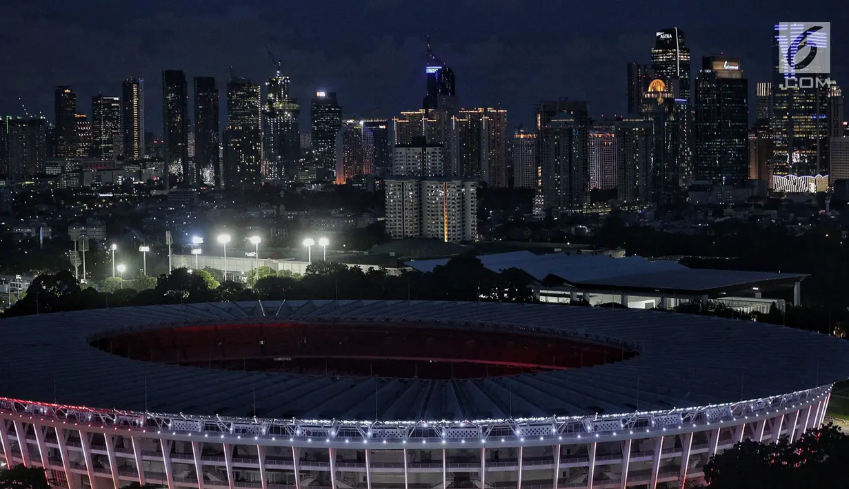 Suasana gedung bertingkat pada malam hari di kawasan Senayan, Jakarta, Jumat (15/2). Undang-Undang Nomor 26 tahun 2007 tentang Penataan Ruang mewajibkan setiap kota menyediakan RTH minimal 30 persen dari luas wilayah kota. (Liputan6.com/Faizal Fanani)