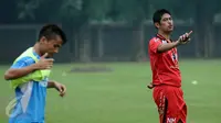 Pelatih Semen Padang Nil Maizar (kanan) memberikan arahan saat latihan di Lapangan Sutasoma, Halim Perdanakusuma, Jakarta, Jumat (22/1/2016). Latihan ini persiapan menghadapi Mitra Kukar di final piala Jenderal Sudirman. (Liputan6.com/Helmi Fithriansyah)