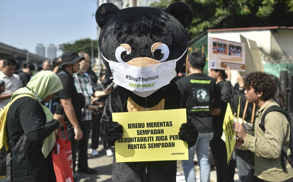 Greenpeace Malaysia Gelar Aksi Damai Desak Indonesia Buka Data Karhutla