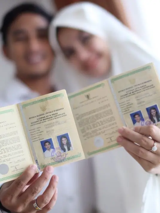 "Coba tolong @rizkyekamaharani @rwmahardika, ibunya si @ad33xxx dikasih tahu. Tadi pagi dia ijab kabul sama suami saya!," Nadya mengungkap pada posting-an kemarin, Senin (18/12/2017). Tanpa ada keterangan foto. (Instagram/nadya_almira)