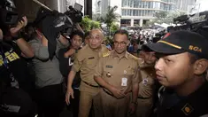 Gubernur DKI Jakarta Anies Baswedan saat meninjau Gedung Bursa Efek Indonesia (BEI), Jakarta, Senin (15/1). Kedatangannya untuk melihat langsung lokasi jatuhnya selasar atau lantai gantung Tower II Gedung BEI. (Liputan6.com/Arya Manggala)