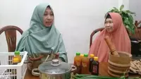 Kakak beradik ini mengkreasi sebuah minuman dari jahe, daun pandan, dan kayu manis (Liputan6.com/Komarudin)