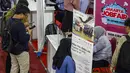 Pencari kerja memadati stan perusahaan pada Bursa Kerja Jakarta di Gelanggang Olahraga (GOR) Ciracas, Jakarta, Senin (19/5/2025). (merdeka.com/Arie Basuki)