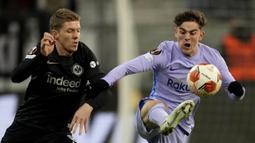 Eintracht Frankfurt dan Barcelona tampil terbuka dan saling jual beli serangan sejak awal laga. Namun sayang kedua tim gagal mencetak gol di babak pertama. (AP/Michael Probst)