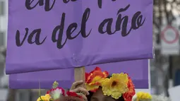 Rombongan teater Vichama melakukan prosesi kamar mayat berjudul "Kami Ingin Diri Sendiri Hidup!" sambil membawa tubuh tiruan dan menampilkan tanda-tanda kiasan pada malam Hari Anti Kekerasan Terhadap Perempuan di Villa El Salvador, Lima, Peru, 24 November 2021. (Cris BOURONCLE/AFP)