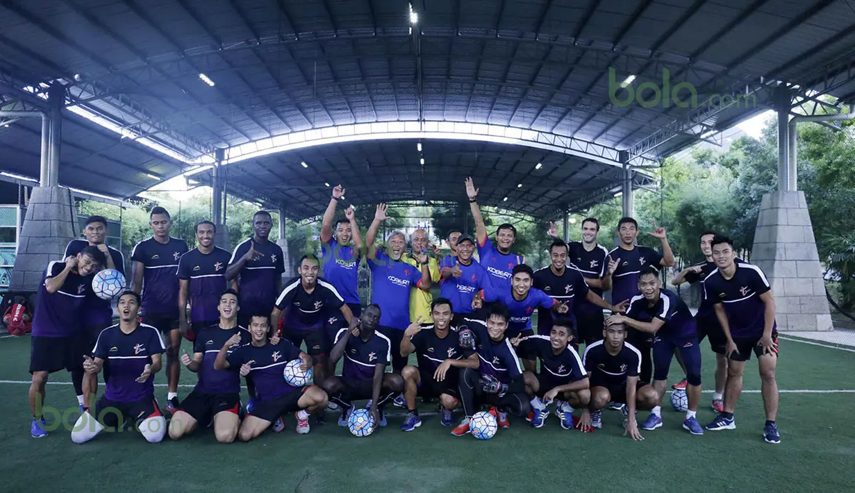 Official dan Pemain T-Team foto bersama di Lapangan Futsal Extreme Park di Ipoh, Perak, Malaysia, Jumat (29/1/2016). (Bola.com/Nicklas Hanoatubun)