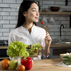 Secara sederhana, clean eating berarti mengonsumsi makanan utuh (whole foods) yang minim proses. [Dok/freepik.com]