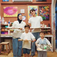 Bukan pesta mewah, keluarga Rey Mbayang dan Dinda Hauw memilih quality time bermain seni sambil tampil stylish dengan outfit senada. [@dindahw].