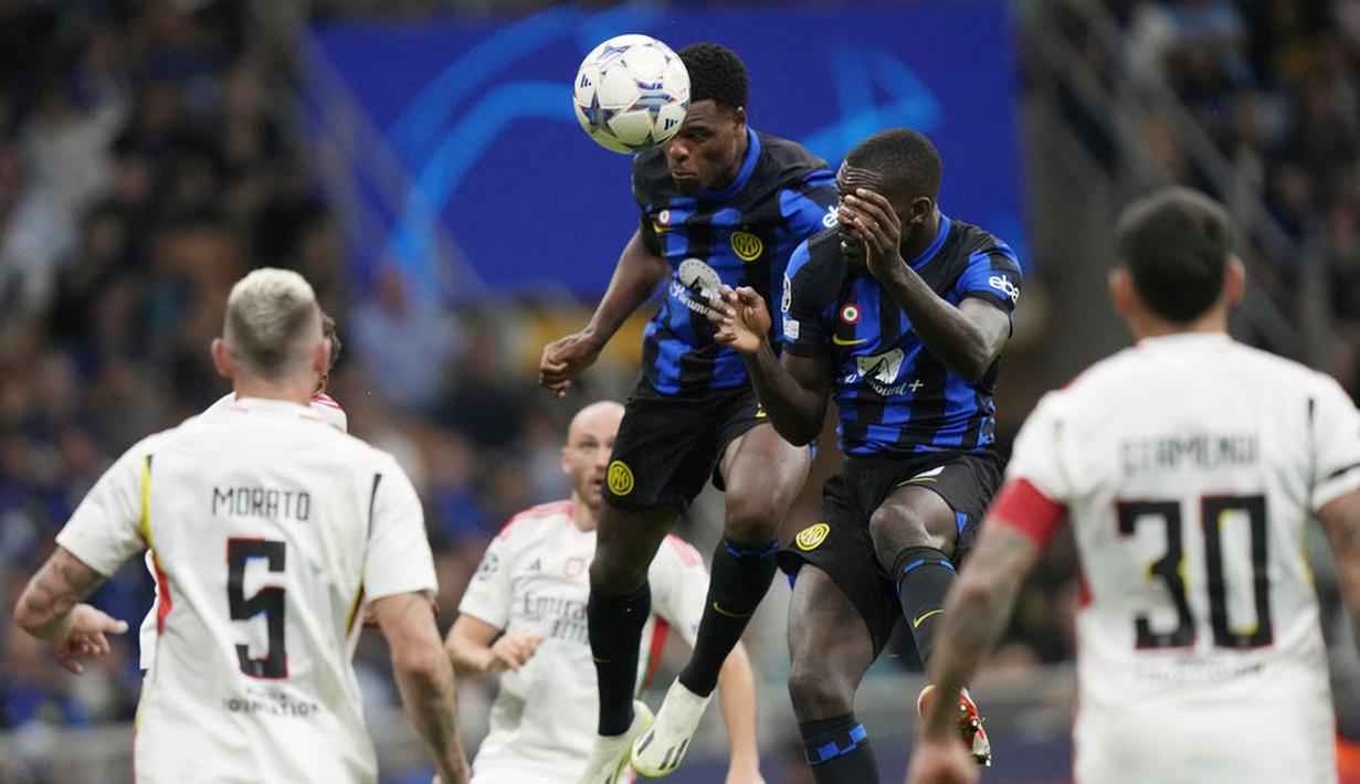 Pemain Inter Milan, Denzel Dumfries, menyundul bola saat melawan Benfica pada laga Liga Champions di Stadion Giuseppe Meazza, Rabu (4/10/2023). Inter yang mendominasi pertandingan selama 45 menit kedua hanya bisa memaksimalkannya lewat lesakan gol Marcus Thuram di menit ke-62. (AP Photo/Luca Bruno)