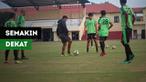 Berita video momen Pelatih Alfredo Vera yang terlihat semakin dekat dan akrab dengan pemain-pemain Persebaya.
