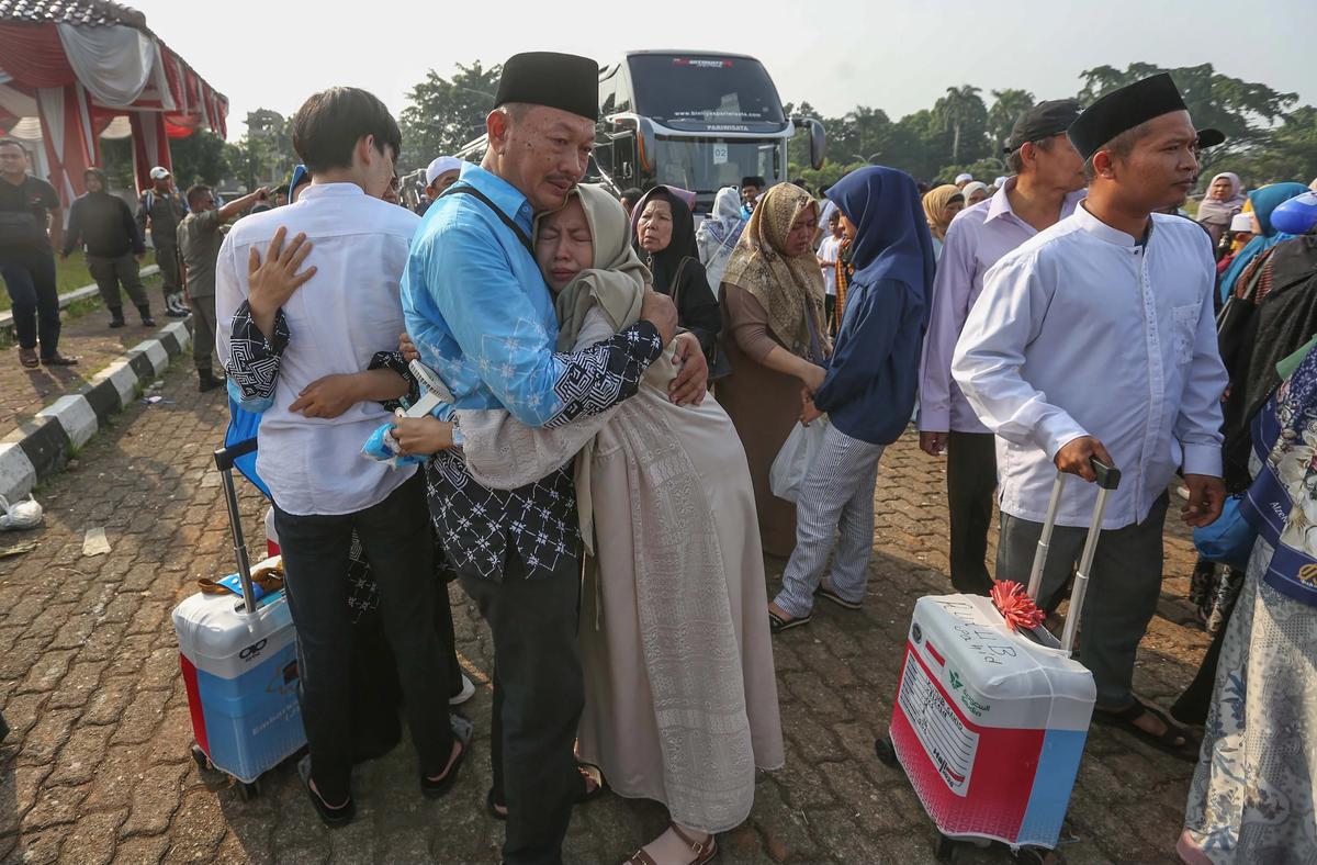 FOTO: Peluk Perpisahan Iringi Keberangkatan Jemaah Haji Bogor