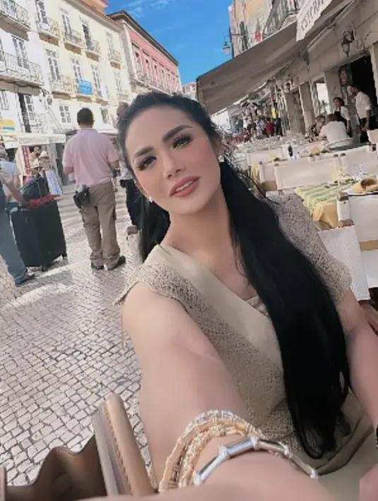 Pada kesempatan lain, ia juga tampak mengenakan gaun bernuansa khaki dengan material rajut yang menjadi gaya fashion khas musim panas. [Foto: Instagram/ Krisdayanti]