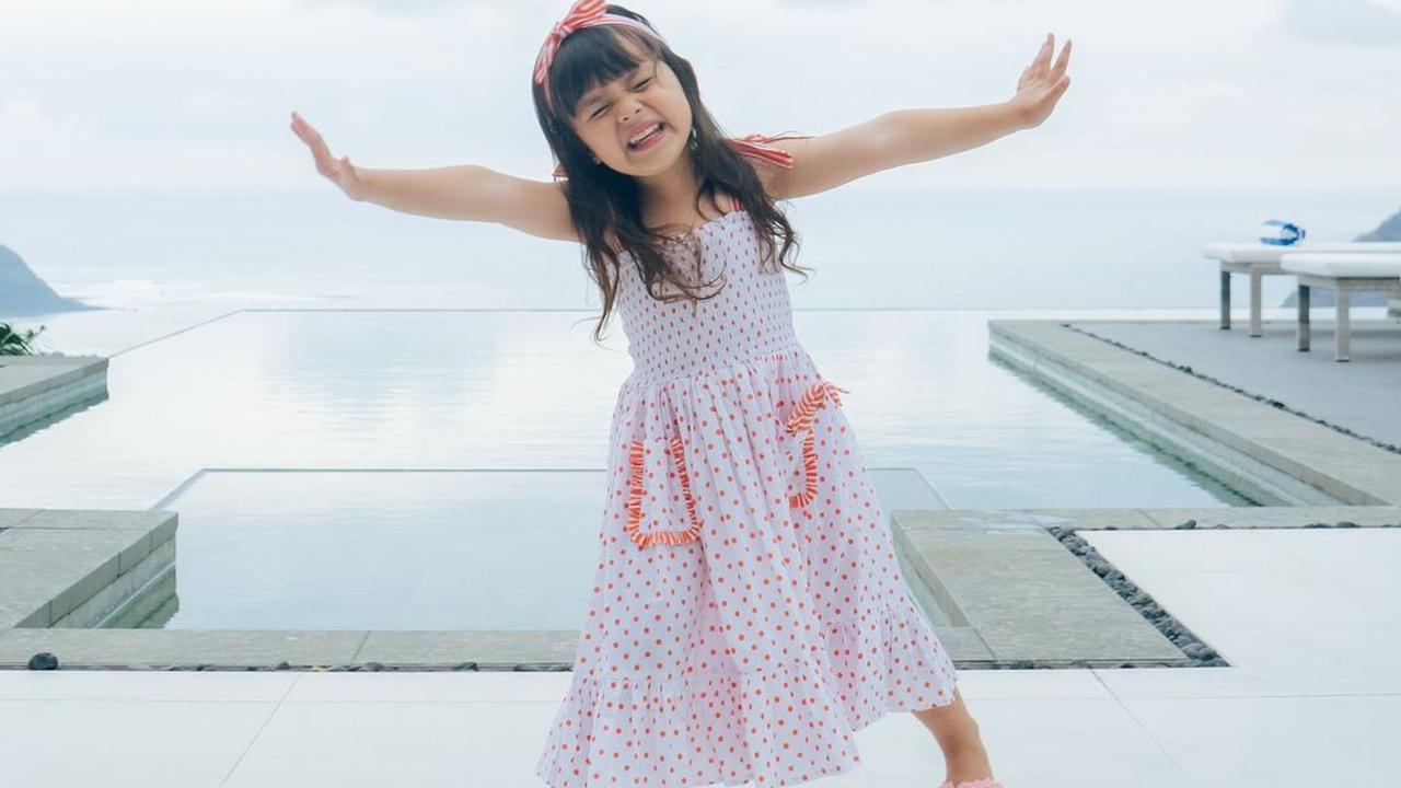 Potret Gemas dan Lucunya Chloe, Anak Asmirandah yang Sudah Pintar Pose