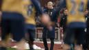 Pelatih Arsenal, Arsene Wenger memperhatikan setiap gerkan para pemainnya saat berhadapan dengan Stoke City pada lanjutan Liga Premier Inggris di Stadion Britannia, Stoke-on-Trent, Minggu (17/1/2016).  (AFP Photo/Oli Scarff)