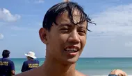Perenang Indonesia, Mochammad Akbar Putra Taufik, menyelesaikan nomor 5K dalam 12th Asian open Water Swimming Championship 2026 di Pantai Jimbaran pada Sabtu (13/6/2026). (Bola.com/Alit Binawan)