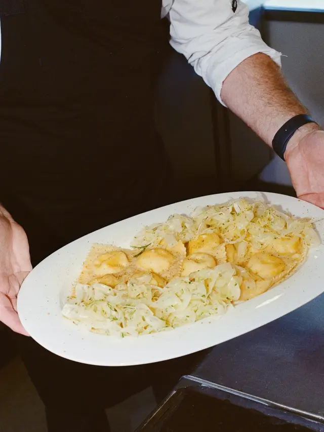 MusimanChef Dominique Crenn Hadirkan Menu Baru Musiman Bernuansa Prancis di Les Bateaux Belmond