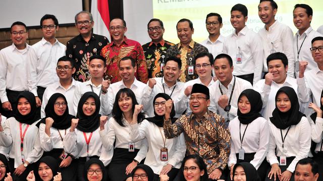 Mensesneg Pratikno berfoto bersama PNS yang baru dilantiknya, di aula Gedung III Kemensetneg, Jakarta, Selasa (19/2) pagi. (Foto: Jay/Humas/Setkab)