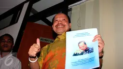 Terdakwa kasus suap SKK Migas dan Kementerian ESDM, Sutan Bhatoegana menunjukan sebuah dokumen sebelum mengikuti sidang pembacaan pledoi di Pengadilan Tipikor, Jakarta, Senin (10/8/2015). (Liputan6.com/Helmi Afandi)