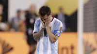 Pemain Argentina, Lionel Messi kecewa usai gagal melakukan penalti saat melawan Cile pada Final Copa America Centenario 2016 di Stadion MetLife, AS, Senin (27/6/2016). (Mandatory Credit: Adam Hunger-USA TODAY Sports)