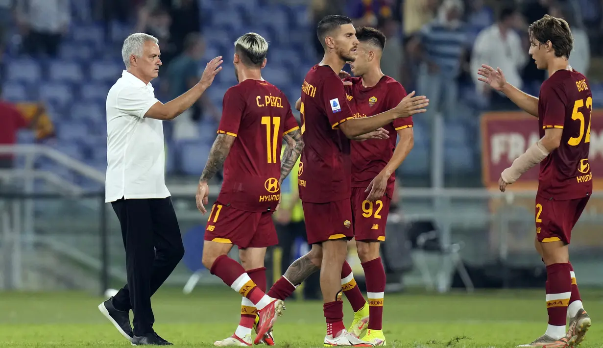 Pelatih AS Roma Jose Mourinho (kiri) memberi selamat kepada timnya usai melawan Fiorentina pada pertandingan Serie A di Stadion Olimpiade Roma, Italia, Minggu (22/8/2021). AS Roma menang dengan skor 3-1. (AP Photo/Gregorio Borgia)