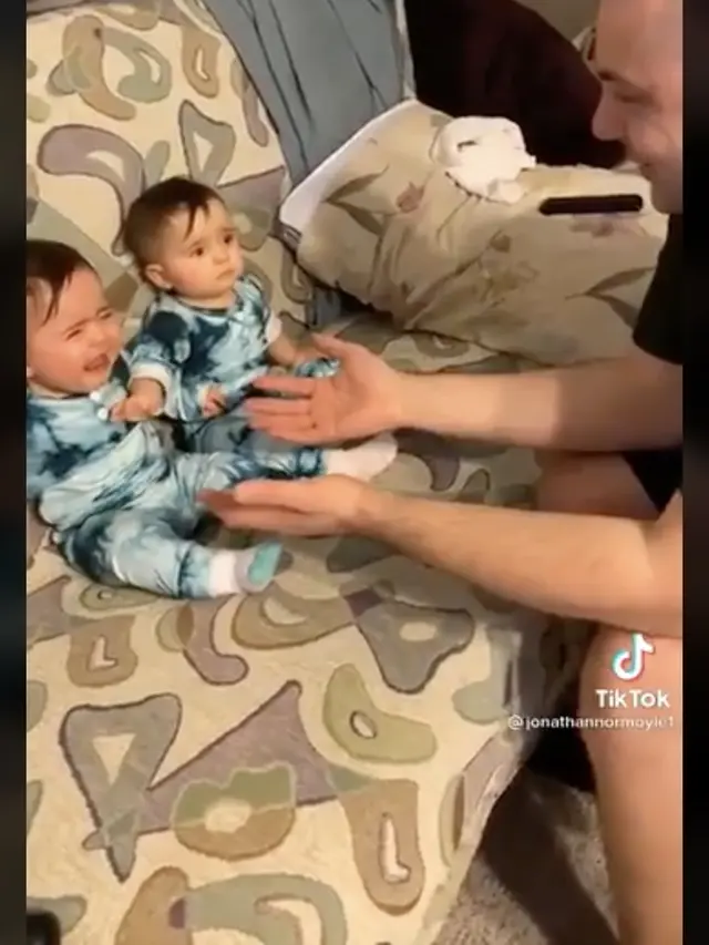 Pertama Kali Lihat Ayahnya Tanpa Rambut dan Jenggot, Bayi Kembar Menangis Histeris