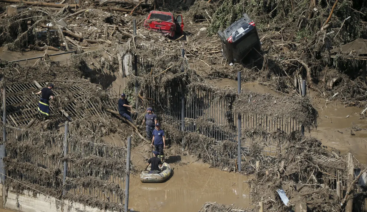 Petugas penyelamat mencari satwa yang mati di kebun binatang Tbilisi, Georgia, Senin (15/6/2015). Puluhan satwa mati dan hewan lainnya melarikan diri akibat banjir bandang melanda Kebun Binatang Tbilisi pada Minggu (14/6). (REUTERS/David Mdzinarishvili)
