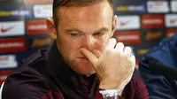 Penyerang timnas Inggris, Wayne Rooney, pesimistis terkait peluang tampil di Piala Eropa 2016. (EPA/Peter Powell)