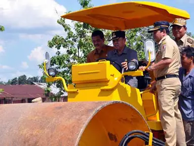 Citizen6, Tulang Bawang: Pejabat  Bupati Tulang Bawang, Basri bersama Kepala Dinas PU, Kepala Bappeda, dan anggota DPRD menaiki alat berat di Lapangan Karta Raharja, Selasa (10/5). (Pengirim: Jerry Hasan)