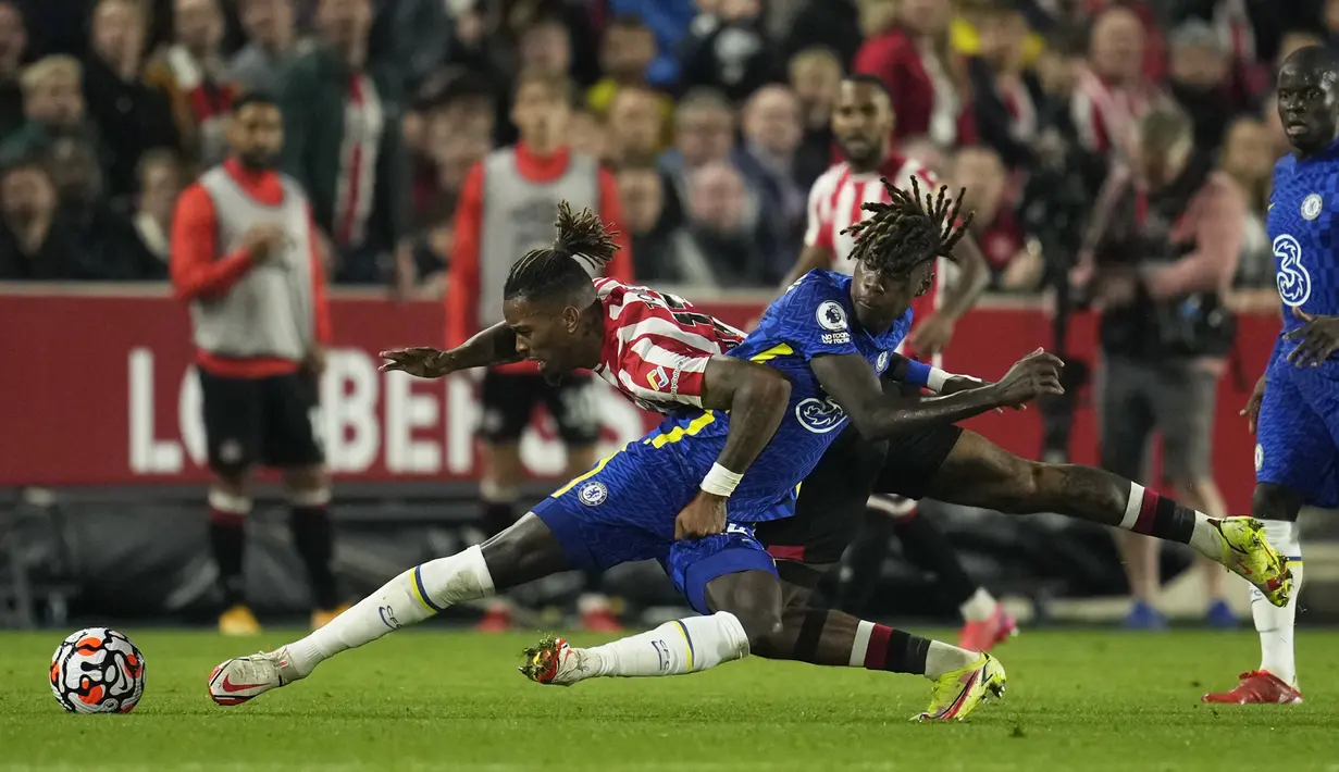 Gelandang Chelsea Trevoh Chalobah berebut bola dengan penyerang Brentford Ivan Toney pada matchday kedelapan Liga Inggris di Brentford Community Stadium, Sabtu (16/10/2021) malam WIB. Chelsea menang 1-0 lewat gol Ben Chilwell. (AP Photo/Matt Dunham)