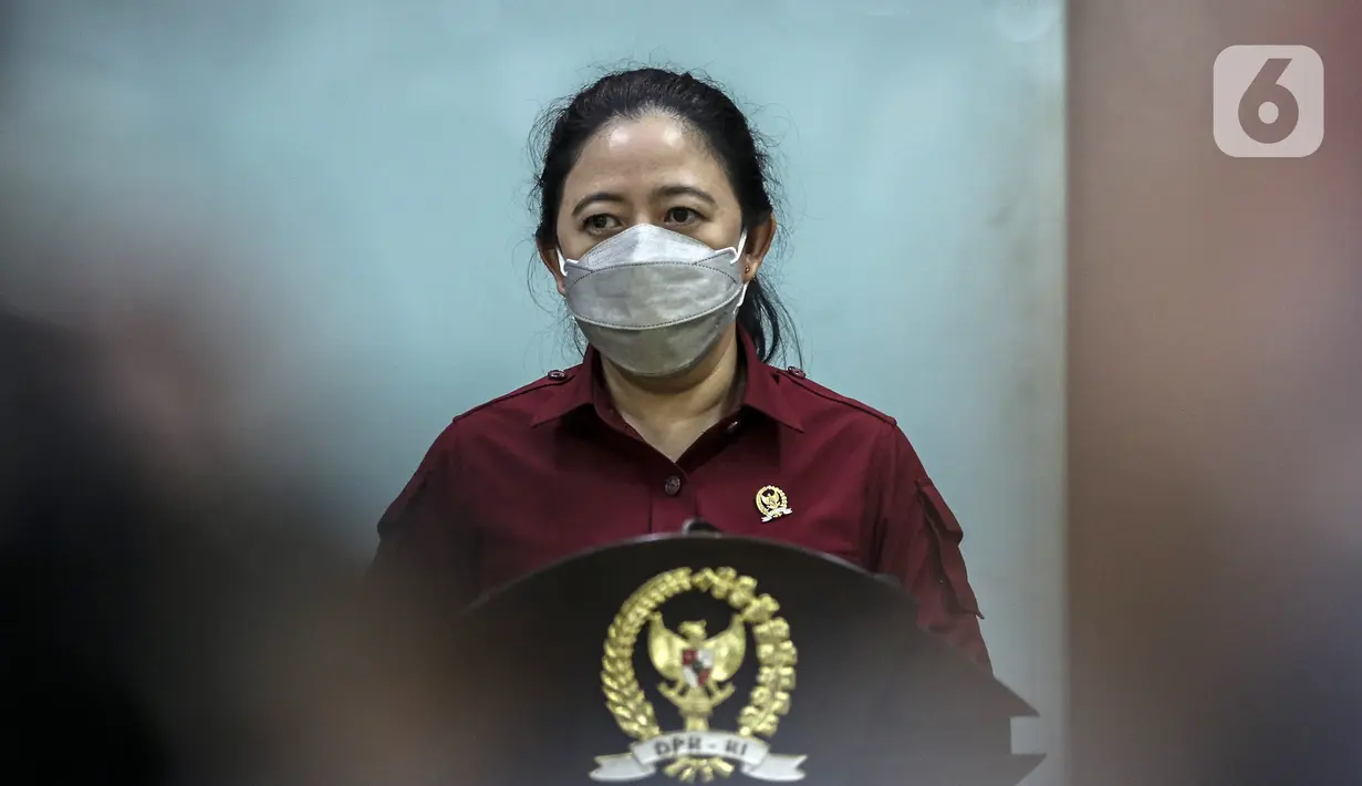 Ketua DPR RI Puan Maharani (tengah) menyampaikan keterangan pers terkait pergantian Wakil Ketua DPR Azis Syamsuddin di Media Center DPR, Jakarta, Rabu (29/9/2021). Partai Golkar memilih Lodewijk F. Paulus untuk menjadi Wakil Pimpinan DPR RI menggantikan Azis Syamsuddin. (Liputan6.com/Johan Tallo)